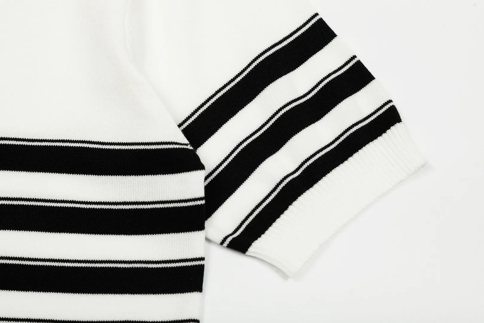 P160 💰 "Top quality" Style number: DS611# (on sale all year round) [Ralph Lauren striped pony embroidered small V-neck knitted POLO short sleeves] ✅Ralph Lauren pinstriped small V-neck ice silk knitted POLO lapel short sleeves ✅Main supply platform live broadcast Wholesale entities ✅ZP quality 1:1 version Scan the code to enter the GF website Counter quality ✅Detailed quality The only one in Guangzhou Imported quality cotton yarn Focus on high-end, cost-effective, and good quality. Needless to say, the version is restored to the original. Loose, comfortable and stress-free. Simple is high-end. Classic is eternal. ✅The upper body is simple and easy to match. A must-have for men and women. Good-looking clothes are never picky. A must-have in the wardrobe. Size: S-XL. Color: Black, White, Green.